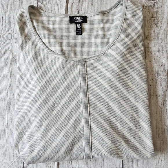 Jones New York •Size Medium• Gray White Striped Lightweight Top Drop Shoulder - Picture 2 of 8